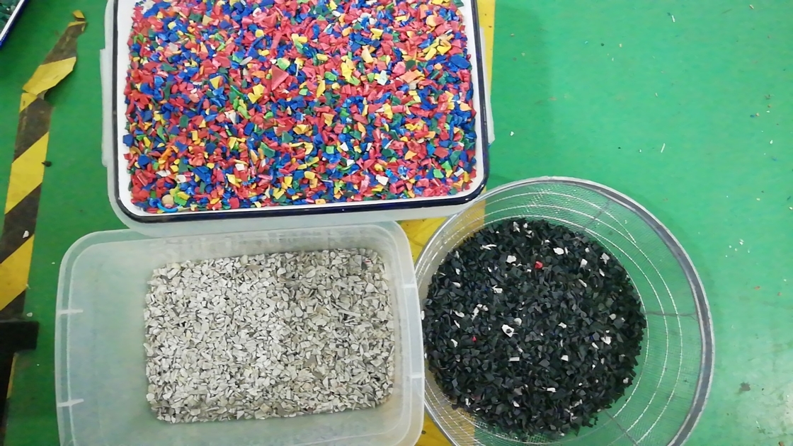 De HDPE automatique de deux machine en plastique de trieuse de couleur de LDPE de pe de descendeurs de la couche 4 ABS de PVC