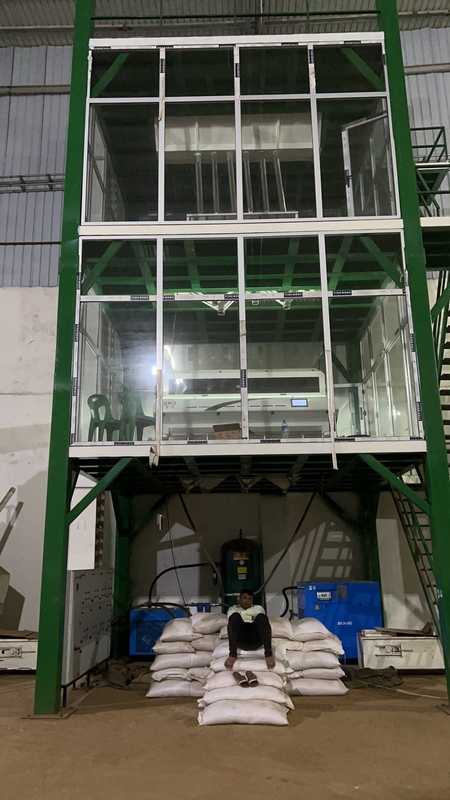 Matériau en acier inoxydable Sortieuse de couleurs de haricots avec 8 échelles 4 - 5 t/h
