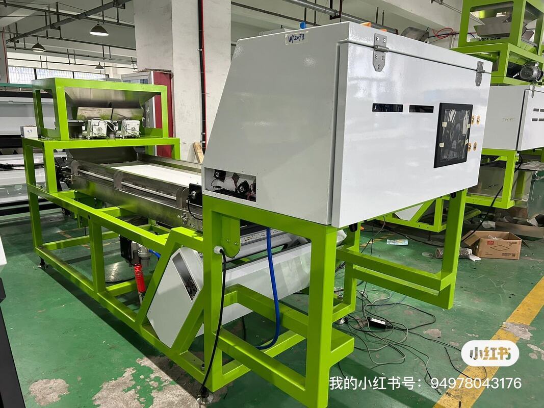 Trieur de couleur de minerai de manganèse industriel haute précision ≥99,99% avec source de lumière LED et éjecteur de métal pour le tri des galets